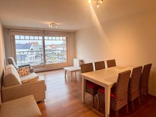 Appartement meublé dans une rue calme, près de la plage, la rue commerçante et le transport en commun.Entrée, living avec balcon et cuisine ouverte...