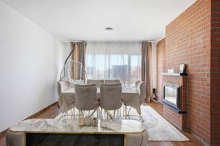 <p>Op zoek naar een interessante starterswoning of een investering met een mooi huurrendement? Dit lichtrijke appartement op de tweede verdieping combineert een praktische indeling met een uitstekende ligging vlak bij het station van Lebbeke.</p><p> </p><p>Via de inkomhal bereik je de verschillende ruimtes. Er is een apart toilet, een handige berging en een ingemaakte kast met de CV-ketel. Verder beschikt het appartement over twee ruime slaapkamers, waarvan één met aansluitend terras, en een badkamer met bad en wastafel.</p><p>De ruime leefruimte geniet van veel natuurlijk licht. De aparte keuken is uitgerust met een vaatwasser, keramische kookplaat en oven.</p><p> </p><p>Ook op technisch vlak zijn er interessante troeven: alle ramen werden vernieuwd met hoogrendementsbeglazing, het dak werd bijkomend geïsoleerd en het appartement beschikt over een zeer gunstig EPC-label B.</p><p> </p><p>De ligging vlak aan het station zorgt voor een vlotte verbinding met het openbaar vervoer. Bovendien is er een grote parking aan het gebouw, voorzien van laadpalen.</p><p> </p><p>Momenteel is het appartement verhuurd aan €600 + €100 kosten per maand, wat het bijzonder interessant maakt als investering.</p><p>Mogelijkheid tot aankoop van een aparte garagebox voor één wagen aan €15.000.</p><p> </p><p>Een appartement met een praktische indeling, zeer gunstig EPC en uitstekende bereikbaarheid, met mogelijkheden voor zowel eigen bewoning als investering.</p><p> </p>