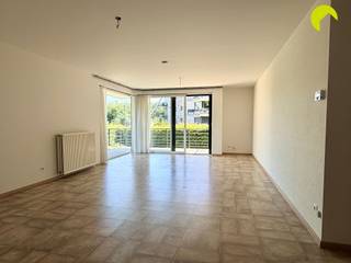<p><span>Dit lichtrijk en ruim appartement ligt in een woonwijk nabij winkels, openbaar vervoer, …</span></p><p><span>Het appartement bevindt zich op de hoek van een rustig gebouw waardoor u tevens ook kan genieten van veel lichtinval door de vele ramen.</span></p><p><span> </span></p><p><span>Indeling:</span></p><p><span>We betreden het appartement via de inkomhal, langs hier zijn alle ruimtes toegankelijk.</span></p><p><span>De leefruimte bevat grote raampartijen en geeft toegang tot het hoekterras, hier kan u zowel genieten van de zon als rustig vertoeven in de schaduw.</span></p><p><span>De keuken is gedeeltelijk open en is voorzien van de nodige toestellen: koelkast, oven, vaatwasser, inductie kookplaat, dampkap, spoelbak en opbergkasten.</span></p><p><span>Naast de keuken is er een handige berging voorzien met aansluiting voor een wasmachine en een condensatiedroogkast, alsook voldoende ruimte om nog een diepvries of opbergrekken te plaatsen.</span></p><p><span>In de nachthal is er een apart toilet met handenwasser, naastliggend vinden we badkamer, deze is voorzien van zowel een bad als douche en 2 wastafels.</span></p><p><span>De 2 slaapkamers zijn beide volwaardig (+- 13m² en 19m²) en vinden we terug aan het einde van de nachthal.</span></p><p><span> </span></p><p><span>Het appartement werd volledig geschilderd, enkele gordijnen en vliegenramen zijn reeds voorzien.</span></p><p><span>Doorheen de groene omgeving zijn er nog parkeerplaatsen voor bezoekers voorzien.</span></p><p><span> </span></p><p><span>Ten slotte is er nog een zeer brede garagebox onder het appartement bij aan te huren voor €75. (Afmetingen: 4.55m x 5.29m, 1.92m hoog)</span></p><p><span> </span></p><p><span>Nuttige informatie:</span></p><ul><li><span>Beschikbaarheid: onmiddellijk</span></li><li><span>Maandelijkse lasten: €150 (incl provisie water, syndicus, lift, onderhoud gemene delen, …)</span></li><li><span>Huurwaarborg: 3 maanden</span></li><li><span>Plaatsbeschrijving €225 per partij</span></li><li><span>EPC label C</span></li></ul><p><span> </span></p><p><span>Boek nu zelf ONLINE uw afspraak in. Surf naar het betreffende eigendom op onze website <span>www.habicom.be</span></span><span> en klik op de roze knop </span><span>'PLAN EEN BEZOEK'</span><span>. </span></p><p><span>Kies het moment dat u het beste uitkomt, vul de gevraagde contactgegevens in en klik nadien op verzenden om te bevestigen. </span></p><p><span> </span></p>