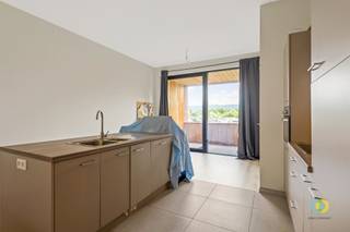 <p><span>In de nabijheid van de op- en afrit van de E 19, prijkt dit schitterende gelijkvloerse appartement met één slaapkamer en twee terrassen.</span></p><p><span>Het betreden van dit pand gebeurt via de inkomhal, die toegang verleent tot de andere ruimtes die deze woning rijk is. Het slaapgedeelte omvat een ruime slaapkamer van maar liefst 15m². De badkamer is uitgerust met een inloopdouche en een dubbele lavabo met een meubel dat voorziet in opbergruimte. Een afzonderlijk toilet voegt extra gemak toe aan het geheel.</span></p><p><span>Het leefgedeelte is een oase van licht, badend in het zonlicht dat door de ramen aan weerszijden naar binnen stroomt, terwijl ze uitnodigen om naar buiten te treden op de twee terrassen die dit appartement omarmen. De woonkamer en keuken vormen een naadloos geheel, hun ruimte volstaat ruimschoots om een gezellige zithoek en een eethoek te creëren. Naastgelegen bevindt zich een berging met aansluitingen voor een wasmachine en droogkast.</span></p><p><span>Een privatieve kelder/opbergruimte is eveneens inbegrepen in de huurprijs</span></p><p><span>Lasten: 50euro/maand.</span></p><p><span>Beschikbaar vanaf 01/04/2026.</span></p><p><span> </span></p>