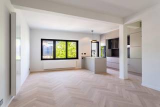 Ruim en energiezuinig appartement met 2 slaapkamers in Mortsel<br /><br />Op zoek naar een ruim en comfortabel appartement op een aangename locatie in Mortsel? Dit verzorgde en gerenoveerde appartement van circa 89 m² combineert een praktische indeling met energiezuinig wooncomfort.<br /><br />Het appartement beschikt over twee slaapkamers van respectievelijk circa 15 m² (+ kleine dressing) en 9 m². De keuken is uitgerust met nieuwe toestellen, zodat u meteen over het nodige moderne comfort beschikt. De badkamer is eveneens hypermodern en geeft hotelvibes.<br /><br />Ook de ligging is een belangrijke troef. Voor vers brood en ontbijtkoeken kunt u terecht bij onder meer Bakkerij Michielsen en Broodatelier. Voor kwaliteitsvlees ligt ook Slagerij Goeminne vlakbij. Winkels en andere dagelijkse voorzieningen bevinden zich eveneens in de omgeving.<br /><br />Dankzij het best mogelijke EPC-label A+ geniet u van een energiezuinige woning en beperkte energiekosten. Het appartement is voorzien van zonnepanelen.<br /><br />Troeven:<br /><br />* circa 90 m² bewoonbare oppervlakte;<br />* klein gebouw, dus zeer lage gemeenschappelijke kosten - alles in eigen onderhoud;<br />* twee slaapkamers van circa 15 m² (+ kleine dressing) en 9 m²;<br />* keuken met nieuwe toestellen;<br />* gunstig EPC-label A- (zonnepanelen en overal driedubbele beglazing);<br />* uitstekende thermische en akoestische isolatie;<br />* aangename ligging in Mortsel vlakbij groen;<br />* kwaliteitsvolle buurtwinkels vlakbij;<br />* EPC-certificaat, asbestattest, PID-dossier en overige verkoopdocumenten beschikbaar.<br /><br />Een ruim, energiezuinig en praktisch appartement op een fijne locatie in Mortsel.
