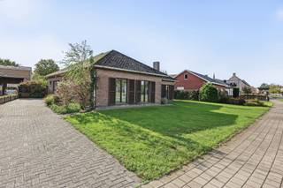 <strong>INDELING</strong><br /><strong><br />GELIJKVLOERS<br /></strong>Inkomhal/nachthal. Woonkamer.<br />Keuken voorzien van spoeltafel. Aansluitende berging.<br />Badkamer voorzien van ligbad, bidet, toilet en twee wastafels.<br />3 slaapkamers, waarvan 2 met ingemaakte kasten.<br />Inpandige garage voorzien van stookoliebrander, zolderluik en aansluiting voor wasmachine/droogkast. <br />Toiletruimte. <br /><br /><strong>ZOLDERVERDIEPING</strong><br />Bergzolder. <br /><br /><strong>BUITEN</strong><br />Voortuin met oprit.<br />Achteraan terras met tuin.<br /><br /><strong>BIJZONDERHEDEN<br /></strong>Houten ramen. Dubbele beglazing. Kruipruimte. Stookolie.<br /><br /><strong>POSITIEVE ASPECTEN<br /></strong>Ruime laagbouwwoning<br />Woning kan naar eigen wensen gerenoveerd worden<br />Zonrijk perceel op een gunstige locatie (rustig, doch op wandelafstand van het centrum van Rijkevorsel en de natuur)<br /><br /><em>*Renovatieverplichting van toepassing</em><strong><br /></strong>
