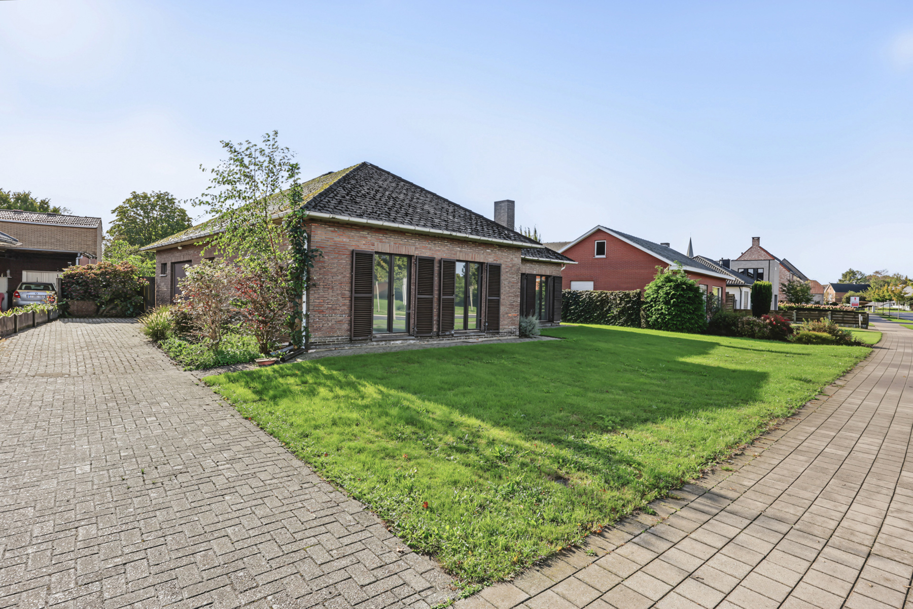 Te renoveren laagbouwwoning op een zonrijk perceel van ca 1.063m² op wandelafstand van het centrum van Rijkevorsel. - foto 2