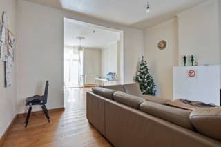 Deze te renoveren woning met 4 slaapkamers en garage is gelegen in het centrum van Mol. Alle faciliteiten, zoals winkels, horeca, scholen en openbaar vervoer, bevinden zich op wandelafstand. De woning en de omliggende gemeenten zijn bovendien zeer vlot bereikbaar dankzij de nabijheid van de Zuiderring (N71) en de N18.<br /><br />Indeling:<br />We betreden de woning via de inkomhal, die meteen toegang biedt tot de ruime woonkamer. Aansluitend aan de woonkamer bevinden zich de keuken en de wasplaats met apart toilet.<br /><br />Op de eerste verdieping vinden we 2 ruime slaapkamers, een berging en een badkamer met inloopdouche, dubbele wastafel en toilet.<br /><br />Op de tweede verdieping bevinden zich nog 2 ruime slaapkamers.<br /><br />Buiten beschikt de woning over een gezellige buitenruimte. Via de garage is er toegang tot de tuin. De garage biedt bovendien handige extra opslagruimte.<br /><br />Extra troeven:<br />- 4 ruime slaapkamers<br />- Garage<br />- Gelegen in een eenrichtingsstraat<br />- Momenteel verhuurd<br /><br />Renovatieverplichting voor residentiële gebouwen is van toepassing. Meer info: https://energiesparen.be/renovatieverplichting.<br /><br />Voor meer informatie of een bezoek, neem contact met ons op via info@vastengoed.be of bel naar 014/72 73 74.<br /><br />(Wenst u een gratis schatting van uw eigendom? Neem contact met ons op via 014/72 73 74.)