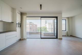 Comfortabele studio te huur in een residentie van 2024, gelegen op de derde verdieping.<br /><br />De inkomhal beschikt over een kleine vestiaire-ruimte, een apart toilet en een ruime berging. Alles netjes weggewerkt bij het binnenkomen. De lichtrijke leefruimte combineert een volledig uitgeruste keuken met een aangename zitruimte. Via het grote schuifraam stapt u zo het overdekt terras van 6 m² op.<br /><br />De slaaphoek is door een gordijn afgescheiden van de leefruimte. Aanpalend bevindt zich de badkamer met lavabomeubel en inloopdouche. Geen verloren oppervlakte dankzij de vloerverwarming!<br /><br />Bij de studio is een privatieve parkeerplaats achteraan het gebouw inbegrepen, alsook een plaats in de gemeenschappelijke fietsberging. Zonnepanelen aanwezig voor het privatief elektriciteitsverbruik.<br /><br />Bovenop de huurprijs: € 50/maand provisie syndickosten.<br /><br />Wij zijn op zoek naar een zorgzame huurder voor een huurovereenkomst van 1 jaar.<br /><br /><br />Waarom net dit aanbod overwegen?<br />-> privatieve parking <br />-> fietsberging <br />-> overdekt terras <br />-> apart toilet<br />-> berging <br />-> afgescheiden slaaphoek <br />-> vloerverwarming <br />-> zonnepanelen (privatief) <br />-> 64m2 bewoonbaar<br /><br />Geïnteresseerd? Vul eenvoudig het contactformulier in en we nemen spoedig contact op.