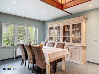 Deze halfopen bebouwing beschikt op het gelijkvloers over een ruime inkomhal met gastentoilet en vestiaire. Aansluitend bevindt zich de...