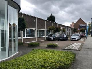 Magazijn 2.357m² + buitenterrein 4.899m² en kantoor 430m² te huur in Kontich Industrie zeer goed gelegen aan de op- en afrit van de E19 in Kontich.-...