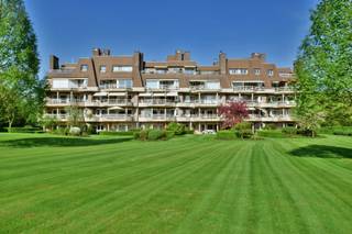 <span>De best georiënteerde penthouse in het unieke parkdomein “Wilaard” vlak bij het centrum van Kapellen. Dit ruime dakappartement omvat een ruime living, ingerichte leefkeuken met zicht op het domein en toegang tot het terras, 2 slaapkamers met elk een dressing, badkamer en balkon, bureel, ruim zuidgericht terras en groot dakterras. Het appartement is als volgt ingedeeld: Centrale inkomhal met trap en lift rechtstreeks toekomt in het appartement. Inkomhal op witte marmeren tegelvloer met vestiairekast en gastentoilet met handenwasser. Hiernaast de ruime en lichte leefruimte op parket, onderverdeeld in een zithoek met open haard , ingemaakte kasten en grote schuiframen naar het terras, en een gezellige tv en leeshoek met prachtige bibliotheekkasten. Naast de leefruimte bevindt zich de volledig ingerichte leefkeuken (vernieuwd in 2024) voorzien met ontbijthoek die directe toegang geeft tot het zonnige, grote terras met veel privacy dat toch een prachtig uitzicht biedt over heel het domein. Berging in de keuken, alsook aansluitende ruime bijkeuken en wasplaats met zeer veel kastruimte. De nachthal geeft uit op de Masterbedroom bestaande uit een dressing, grote slaapkamer op parket met ingemaakte kasten en een badkamer in wit marmer met ligbad, douche, dubbele lavabo en toilet. Tweede slaapkamer met aansluitend dressing en badkamer in wit marmer voorzien van ligbad, douche, dubbele lavabo en toilet. Verder nog een aparte wasplaats en een bergkast. Via de vernieuwde eiken houten trap bereiken we de verdieping, bestaande uit een derde slaapkamer, die toegang geeft tot het gigantische dakterras. Bij het appartement horen bovendien twee garages en een ruime kelderberging</span>