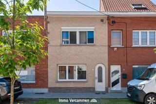 <p><span>Verzorgde gezinswoning, gelegen op een ware A-locatie te Sint-Katelijne-Waver.</span></p><p><span> </span></p><p><span>Deze gezellige woning werd steeds met de grootste zorg onderhouden en biedt heel wat potentieel. De woning werd in de jaren 80 grondig gerenoveerd en doorheen de jaren geoptimaliseerd. Zo is het dak recenter nog vernieuwd en zijn er zonnepanelen geplaatst. Via de inkomhal bereiken we de lichtrijke en gezellige woonkamer met aansluitend keuken. Een badkamer met ligbad en een veranda met zicht op de stadstuin maken het gelijkvloers compleet. De nachthal op de eerste verdieping geeft toegang tot 3 ruime slaapkamers, waarvan er 1 heden ingericht is als dressing.  als ook een badkamer met ligbad. En indien u niet binnen wenst te vertoeven, zal de aangename, zuid georiënteerde tuin de geest verruimen.</span></p><p><span> </span></p><p><span>De woning is absoluut gunstig gelegen in een rustige omgeving, op fietsafstand van dorpscentra met scholen en winkels. Een vlotte bereikbaarheid is gegarandeerd dankzij nabij gelegen treinstation en openbaar vervoer, fietsostrade en belangrijke invalswegen centraal tussen Brussel en Antwerpen.</span></p><p><span>Kom de troeven van deze woonst ter plaatse ontdekken en maak een afspraak: 015/755 444 of <span>info@immovercammen.be</span></span><span> </span></p><p><span> </span></p><p><span>Renovatieplicht EPC: binnen 6 jaar na aankoop = verplichte renovatie tot label D of beter.</span></p><p><span> </span></p>