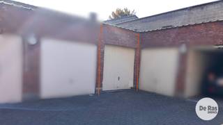 AALST- Gesloten hoekgarage/ garagebox met extra ruimte!<br /><br />Op zoek naar een veilige en vlot bereikbare parkeerplaats of extra opslagruimte? Dan is deze gesloten hoekgarage zeker een bezoek waard.<br />Dankzij de gunstige hoekligging geniet u van extra ruimte, waardoor niet alleen parkeren comfortabeler verloopt, maar er ook plaats is voor fietsen, rekken of bijkomende opbergruimte.<br /><br />De garage is gelegen op een vlot bereikbare locatie en is ideaal voor zowel eigen gebruik als investering.<br /><br />Interesse? Neem gerust contact met ons op voor meer informatie of een bezoek ter plaatse via 053/60.65.60.<br />De prijs is een niet-bindende richtprijs. Na biedingen beslist de verkoper over verkoop aan het beste bod. Info via ons of reglement.