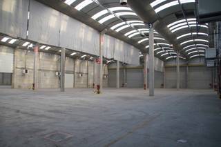 Het is gelegen op een terrein van circa 38.000m². In totaal beschikt deze site over 20.360m² opslagruimte en 500m² kantoorruimte- volledig omheind-...