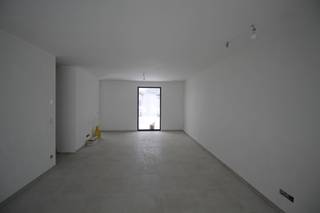 <strong>INDELING</strong><br /><strong>GELIJKVLOERS</strong><br />Inkomhal met ingemaakte kast, toiletruimte met handenwasser, woonkamer met open keuken en trap naar de bovenverdieping.<br />Keuken met keukeneiland voorzien van volgende toestellen: inductiekookplaat, afzuigkap, combi-oven, koelkast en vaatwasmachine, aansluitende berging voorzien van uitgietbak, warmtepomp, regenwaterpomp en aansluiting voor wasmachine en droogkast.<br /><br /><strong>1STE VERDIEPING</strong><br />Overloop, toiletruimte met handenwasser.<br />Badkamer voorzien van douche, ligbad en dubbel badkamermeubel, 4 slaapkamers.<br /><br /><strong>BUITEN</strong><br />Voortuin. Oprit/autostaanplaats naar carport (met voorziening tot het plaatsen van laadpunt voor elektrische wagen).<br />Tuin met terras en tuinberging.<br /><br /><em>De woning wordt volledig opgeschilderd en wordt voorzien van verlichting (m.u.v. woonkamer).</em><br /><em>Foto's van keuken en badkamer zijn van soortgelijke woningen.</em>