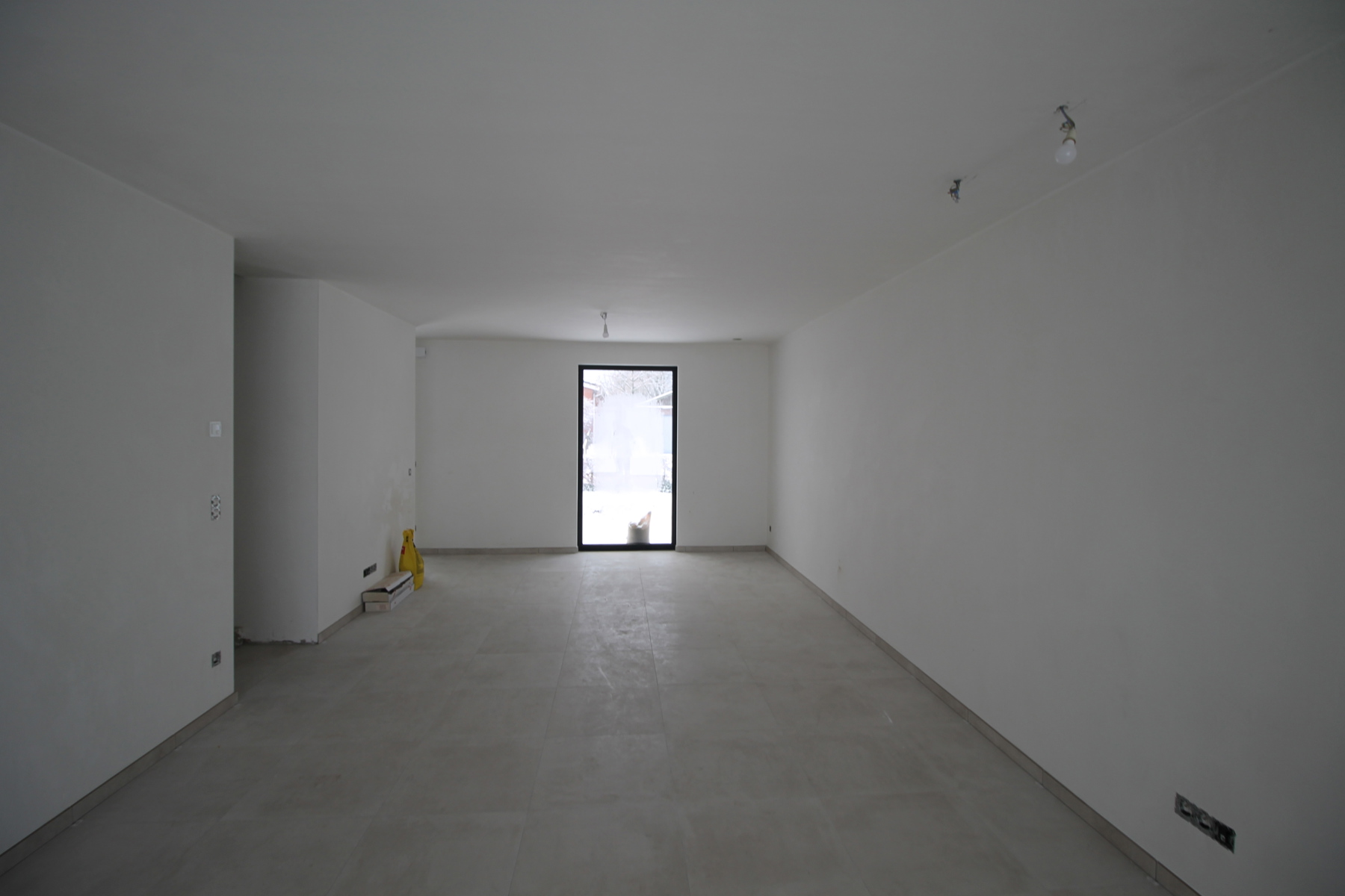 Energiezuinige nieuwbouwwoning met 4 slaapkamers, terras met tuin, tuinberging, carport en autostaanplaats. - foto 3