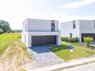 Deze exclusieve eigendom is gelegen in de landelijke en immer rustige deelgemeente Sint-Goriks-Oudenhove, doch het centrum van Zottegem met horeca en winkels, het station, het ziekenhuis,... liggen allen op fietsafstand.<br />De nieuwbouwvilla werd gebouwd op een perceel van 961m² en heeft een prachtig open, groen zicht achteraan op agrarisch gebied. De vermelde vraagprijs omvat de grond met daarop de wind- en waterdicht afgewerkte villa (alle funderingen, metselwerken, dakwerken, buitenschrijnwerken en isolatie). Deze kan optioneel volledig, instapklaar afgewerkt worden volgens de keuzes van de koper zoals vermeld in het lastenboek. Als extra'tje werd reeds een oprit en pad naar de voordeur aangelegd.<br />Indeling: het gelijkvloers bestaat uit een inkomhal met vestiairemogelijkheid en gastentoilet, ruime woonkamer met tevens ruime open keuken voorzien van grote ramen die zorgen voor enorm veel lichtinval en een binnen/buiten gevoel creëren, verder is er een praktische berging en een inpandige garage voor één wagen. De verdieping beschikt over een nachthall, telt drie slaapkamers waarbij de master bedroom voorzien is van een aangrenzende dressingruimte, een badkamer, apart toilet en als laatste nog een berging/technische ruimte/wasplaats.<br />De vraagprijs wordt opgesplitst in een deeltje grondwaarde zijnde 180.000 euro, die onderhevig is aan registratierechten én een deeltje constructiewaarde zijnde 248.696 euro, die onderhevig is aan BTW. Er is een verkooplastenboek en prijslijst met calculatie van de aankoopkosten voorhanden. <br />EXCLUSIEVE NIEUWBOUWVILLA IN OPBOUW MET PRACHTIG VERGEZICHT!!<br />Stedenbouwkundige inlichtingen in aanvraag sinds 16/06. P-score: A, G-score: A, geen risicozone voor overstromingen.<br />U kan de beschikbare attesten bij verkoop downloaden via de website janssens-leroy.be.