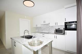 Energiezuinig modern appartement met 2 slaapkamers en overdekt, Zuidwest gericht terras.Ligging: “Residentie Violetta” is gesitueerd in het centrum...