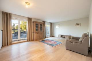 Dit lichtrijke appartement van 79 m² bevindt zich op de eerste verdieping van een kleinschalig appartementsgebouw en is comfortabel bereikbaar met...