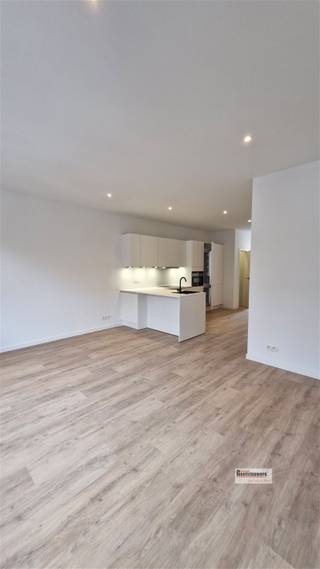 <p><span>Volledig gerenoveerd appartement op zeer centrale locatie met terras en 1 slaapkamer.</span></p><p><span> </span></p><p><span>Eerste bewoning na renovatie. </span></p><p><span>Overal dubbele beglazing. </span></p><p><span> </span></p><p><span>Indeling:</span></p><p><span> </span></p><p><span>op de tweede verdieping gelegen vinden we deze pas gerenoveerd appartement. Via de authentieke traphal komen we in de leefruimte op </span></p><p><span>vinylparket. Met een open keuken in de lichte leefruimte.  De keuken heeft een inductie-kookplaat, een vaatwasser, ijskast/diepvries, combi-oven</span></p><p><span>en een lavabo. Alle toestellen van Siemens. Achteraan is er een slaapkamer met aanpalende badkamer met inloopdouche. Er is een apart toilet en een</span></p><p><span>technische ruimte. Een terras op bankirai maakt het geheel af.</span></p><p><span> </span></p>