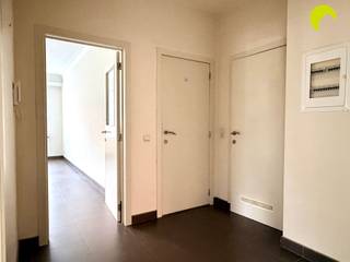 <p><span>This great ground-floor apartment is located in a quiet residential neighborhood.</span></p><p><span>Public transportation and schools are within walking distance.</span></p><p><span> </span></p><p><span>Layout:</span></p><p><span>We enter the apartment through the entry hall, from which all rooms are accessible.</span></p><p><span>The living area is located at the front of the property and overlooks the green front yard.</span></p><p><span>The two bedrooms are located on the side of the apartment and are equipped with electric roller shutters, just like the other rooms in the apartment.</span></p><p><span>The kitchen is located at the rear of the apartment and is equipped with a stove with an exhaust hood, sink, dishwasher, and refrigerator. There is space for an oven and a separate corner for the washer and dryer.</span></p><p><span>The bathroom is centrally located in the apartment and includes a sink, shower, and toilet.</span></p><p><span> </span></p><p><span>The backyard has a gate so that bicycles can be safely stored in the garden if desired.</span></p><p><span>Finally, there is a convenient storage area in the basement.</span></p><p><span> </span></p><p><span>Useful information:</span></p><ul><li><span>Availability: immediately</span></li><li><span>Common expenses: €30 (water usage allowance, timer)</span></li><li><span>Rental deposit: 3 months</span></li><li><span>Location description: €225 per lot</span></li><li><span>EPC rating: D</span></li></ul><p><span> </span></p><p><span>SCHEDULE YOUR OWN APPOINTMENT NOW USING OUR ONLINE MODULE</span></p><p><span>Go to the property listing on our website <span>www.habicom.be</span></span><span> and then click the pink button</span><span> 'SCHEDULE A VISIT'.</span></p><p><span> </span></p><p><span> </span></p>