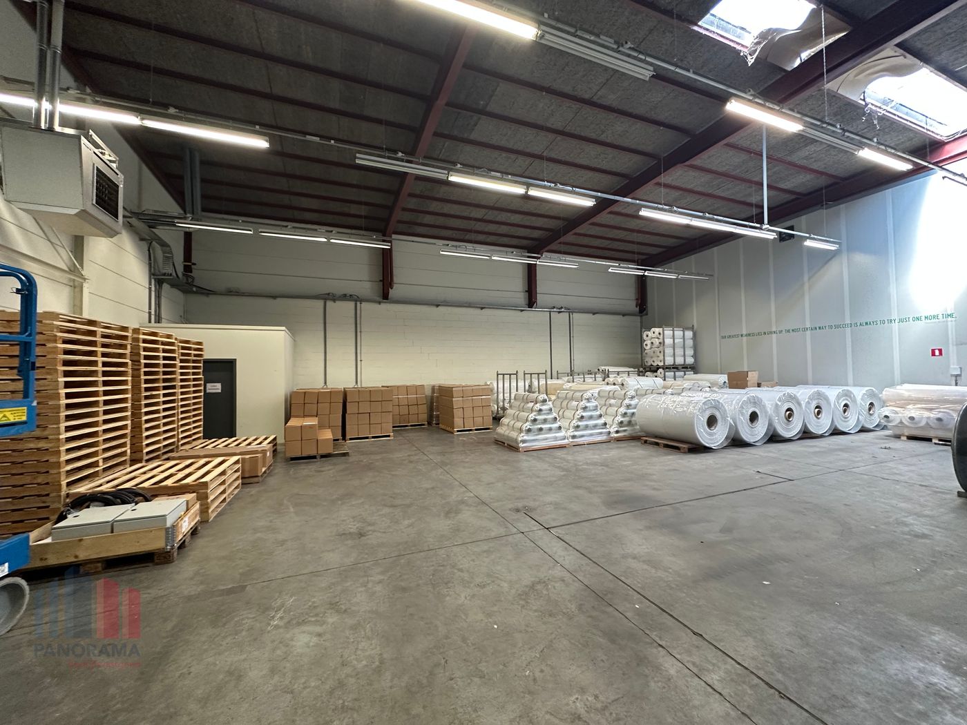 Magazijnruimte van 1.000 m² met 300 m² kantoorruimte, gelegen op een terrein van 1.557 m² - photo 2