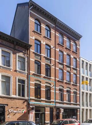 Gemeubeld luxe appartement op het hippe Zuid! Middenin het bruisende Zuid en op een paar passen van het nieuwe Zuidpark bevindt zich dit prachtige designappartement. Net gerenoveerd en klaar voor 1e gebruik, hoogwaardig afgewerkt met luxueuze materialen en ingericht tot aan het laatste detail. Pilates doe je bij Rite naast de deur, tal van koffiebars en restaurants in de buurt. Dit is dé plek om de stad van zijn gezelligste kant te beleven en toch volledig tot rust te komen in een zen interieur.<br />Via een gemeenschappelijke hal betreed je dit appartement op de 1e verdieping badend in het licht. Kom binnen in de leefruimte met open keuken en ruim eiland dat tevens als bureau met extra kastruimte kan gebruikt. De keuken beschikt over een inductievuur, koelkast en diepvries en is volledig voorzien van kookgerief, servies, glaswerk en decoratiespullen, espressomachine etc. Aansluitend vinden we een handige berging met voorraadrekken, een wasmachine, magnetron en stofzuiger. In de woonkamer een eettafel voor 4 personen en gezellige zithoek. De badkamer beschikt over een toilet, wastafel en regendouche afgewerkt in mortex en is voorzien van badlinnen. Achteraan vinden we de superrustige slaapkamer met dubbel bed uitgebreide garderobekast, voorzien van bedlinnen. Aan de straatzijde is er een handige gemeenschappelijke berging voor fietsen voorzien.  Kosten 100 eur/maand (syndicus en hal)<br />Enkel verhuring met hoofdverblijfplaats.