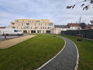 TIJDELIJKE PAASACTIE -3% OP DE VERKOOPPRIJZEN!<br /><br />NOG ENKELE APPARTEMENTEN TE KOOP MET 1, 2 of 3 SLAAPKAMERS!<br /><br />PRIJZEN VANAF 289.650 EURO <br /><br />6% BTW mogelijk zowel eigen bewoning als investering!<br /><br />Residentie Margaux te Ingelmunster is een eigentijds, betaalbaar en luxueus project!<br />Het project biedt plaats aan 21 BEN-appartementen (Bijna Energieneutraal), met de toepassing van warmtepompen en zonnepanelen is de toekomst hier dan ook verzekerd. Bovendien werd er ook gedacht aan de nieuwe technologie door de toepassing van basis domotica, slimme brievenbussen en voorzieningen voor laadpalen. Kortom is het project klaar voor de toekomst!<br /><br />Elk appartement is volledig afgewerkt!<br />De keukens zijn uiterst kwalitatief (Fraeye), alle badkamers zijn volledig uitgerust en elke ruimte is gevloerd!<br />Door de toepassing van vloerverwarming/vloerkoeling is elke ruimte dan ook 100% bruikbaar.<br /><br />Op het gelijkvloers beschikken de nog beschikbare appartementen over een ruim terras met privatieve tuin.<br />De verdiepingen beschikken elk over een verzorgd terras.<br />De penthouses beschikken over een uniek uitzicht!<br /><br />Bewoonbare oppervlaktes van 64 tot 153m², gemeenschappelijke tuin van 480m²!<br />Het gehele domein is privatief en wordt ook afgesloten.<br /><br />Kortom heeft het project heel wat troeven in petto en is dan ook zeker en vast het bezoeken waard!<br />6% BTW van toepassing!<br /><br />* gratis Luxe Petanqueset om te gebruiken in de binnentuin