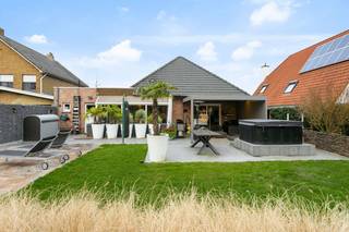 Aan de Dudzeelse Steenweg vind je deze ruime, vrijstaande woning. Een ideale mix van comfort, ruime en een centrale maar rustige ligging. Wie...