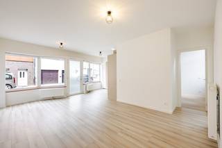 <p><span>In het centrum van Wetteren vinden we dit pand met diverse gebruiksmogelijkheden. Dankzij de twee aparte ingangen is het uitermate geschikt voor een kangeroewoning of andere zaken. Het pand en is gelegen nabij alle voorzieningen zoals scholen, winkels en openbaar vervoer, en met een vlotte verbinding naar invalswegen waardoor het naar locatie is zeer goed is! </span></p><p><span> </span></p><p><span>Op het gelijkvloers kom je meteen binnen in een open keuken met een ruime leefruimte. Aansluitend bevinden zich twee volwaardige slaapkamers en een badkamer met ligbad, lavabomeubel en toilet. Daarnaast beschikt het gelijkvloers over een gezellige binnenkoer en een zeer ruime, praktische kelder.</span></p><p><span> </span></p><p><span>De eerste verdieping, een duplexverdieping, is uitgerust met een keuken, een leefruimte, een berging/wasruimte, een badkamer met ligbad en lavabomeubel, een aparte wc en drie slaapkamers.</span></p><p><span> </span></p><p><span>Dit pand kan ook in zijn geheel gebruikt worden als één woning, ideaal voor wie veel ruimte nodig heeft. Daarnaast is het ook geschikt als handelswoning, bijvoorbeeld voor wie op het gelijkvloers een zaak wil uitbaten en boven wil wonen.</span></p><p><span> </span></p><ul><li><span>EPC: 280 kWh/m²jaar – Label C </span></li><li><span>CV op gas</span></li><li><span>Asbestveilig</span></li><li><span>Keuring elektrische installatie conform </span></li><li><span>Conformiteitsattest voor verhuring beschikbaar</span></li></ul><p><span>Voor meer informatie of een bezoek, contacteer Quinten van Immo Zone via 0485/02.48.04 of per mail op quinten@immo-zone.be.<br /><br />Alle documenten zijn raadpleegbaar op de website www.immo-zone.be.</span></p><p><span> </span></p>