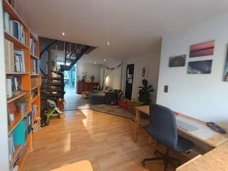 Link naar website: https://sites.google.com/view/octaaf22.<br /><br />Met spijt in het hart verkopen wij onze woning in de Octaaf Van Dammestraat 22, 9030 Mariakerke. Vlakbij het groen, maar ook met alle voorzieningen op wandelafstand (Mobiscore 8,9) en op 15 minuten fietsen van het centrum en Gent Sint-Pieters. Aangezien dit onze thuis is, is de woning instapklaar (EPC B en conforme elektriciteit) met heel wat recente renovaties.<br /><br />Bij het binnenkomen van het huis kom je via de hal in de leefruimte, waar plaats is voor een bureau (of speelruimte, eettafel, ...) en salon. Loop je verder, dan kom je in de vernieuwde keuken (2024). Deze is voorzien van een inductiekookvuur, met ingebouwde oven, microgolf, afwasmachine, koelkast en diepvriezer en hoogrendementsboiler. De keuken loopt over in een lichtrijke veranda.<br /><br />Een absolute troef van de woning vinden we de tuin: weinig omgevingsgeluid, omgeven door bomen en heel gezellig. Je zal ook regelmatig eekhoorntjes zien kruipen. De tuin heeft een diepte van 20 meter en een breedte van 4 meter. Er is elektriciteit voorzien in het midden van de tuin en in het tuinhuis.<br /><br />De badkamer bevindt zich tussen de woonruimte en keuken. Deze is nog niet vernieuwd, maar kan zeker nog even mee. Er zijn drie ruime slaapkamers aanwezig, twee op de eerste verdieping en één op de tweede verdieping. In één van de slaapkamers is er een wand voorzien met ingebouwde kasten. Op de tweede verdieping is er een stockageruimte. Hier vind je ook de omvormer van de zonnepanelen (10 stuks) op het dak.<br /><br />Met veel warmte zouden we ons huis willen verkopen aan mensen die er evenveel van zullen houden als wij. We verkopen dit zelf. Meer foto's, documenten en informatie vind je op https://sites.google.com/view/octaaf22.<br /><br />Wens je graag een afspraak ter bezichtiging op de kijkdagen (donderdag 2 juli 16u - 20u en zaterdag 4 juli 11u - 15u) en/of heb je nog vragen, dan kan je ons contacteren via sam_deridder@hotmail.com of 0474/70.19.18. Alle biedingen worden overwogen.