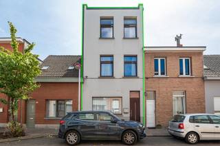 O P T I E<br /><br />Interesse in deze woning? Bekijk de virtuele toer en maak via Livitas.be ONLINE je afspraak.<br />Nabij "Stella Maris" en "Groenendaal" college bevindt zich deze gezellige woning in een verkeersarme straat.<br />De grote troef? 4 tot 5 slaapkamer en een stadstuintje en dat op wandelafstand van winkels en openbaar vervoer.<br />Het gelijkvloers is voorzien van de woonkamer met gaskachel, de keuken met gas kookvuur, een veranda en de stadstuin.<br />De tweede verdieping is uitgerust met een badkamer met douche en toilet en twee slaapkamers.<br />De derde verdieping is eveneens uitgerust met 2 slaapkamers en een extra kamer dat eventueel ook als vijfde slaapkamer kan gebruikt worden.<br />Het dak is en 2020 geïsoleerd met 12 cm isolatie.<br />Kortom, wees er snel bij want woningen met 4 tot 5 slaapkamers staan nooit lang te koop.<br />Maak nu nog ONLINE je afspraak via Livitas.be<br />Dit pand is onderhevig aan de renovatieverplichting die door de Vlaamse overheid wordt opgelegd vanaf 1/1/2023.