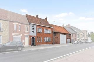 Op zoek naar een plek met karakter, ruimte én potentie? Deze te renoveren woning, gelegen op een perceel van maar liefst 1697 m², biedt alles voor...