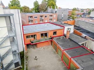 [[ DIT PAND NEEMT DEEL AAN DE ERA OPEN HUIZEN DAG OP 19/9 VAN 16:00 TOT 17:00 ]]
<p>Comfortabel appartement in het centrum van Sint-Niklaas, dichtbij openbaar vervoer, winkels en scholen.</p>

<p>Dit appartement combineert een praktische indeling met een centrale ligging in een residentiële en sociale omgeving. De lichtrijke living vormt het hart van de woning en sluit mooi aan op de keuken. Met twee slaapkamers en een functionele badkamer biedt dit appartement een aangename woonoplossing voor starters, koppels of investeerders. Het terras zorgt voor extra buitenruimte, terwijl de garage en berging extra comfort en opslagmogelijkheden bieden. Dankzij het EPC-label C geniet u bovendien van een energiezuiniger wooncomfort.</p>

<p> </p>

<p>Belangrijkste ruimtes:<br />• Lichtrijke living met aangename leefruimte<br />• Keuken voorzien van elektrische kookplaat en dampkap<br />• Twee comfortabele slaapkamers<br />• Badkamer met dubbele wastafel, toilet en aansluitingen voor wasmachine en droogkast<br />• Praktische berging en aparte bijkeuken<br />• Terras met extra buitenruimte<br />• Garage verplicht aan te kopen voor 25.000 euro</p>

<p> </p>

<p>Troeven:<br />• Centrale ligging in Sint-Niklaas nabij winkels, scholen en openbaar vervoer<br />• Twee slaapkamers en praktische indeling<br />• Garage, terras en extra bergruimte aanwezig</p>

<p> </p>

<p>Neem vandaag nog contact op voor meer informatie of een bezoek.</p>

<p>JOUW DROOMAPPARTEMENT. ZO GEVONDEN!</p>