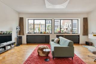 <p><strong>Wonen met klasse, comfort en karakter</strong></p>
<p></p>
<p><strong>Welkom in het hart van Deurne Zuid, waar het beste van twee werelden samenkomt: groen en ruimte, maar ook alle gemak van de stad binnen handbereik. Hier woon je op wandelafstand van de tramhalte, met de Colruyt en het Rivierenhof als achterbuur, én geniet je tegelijk van een rustige tuin waar enkel het kabbelende water van de vijver zacht te horen is. Achter die verzorgde gevel schuilt een warme woning met karakter, verrassend veel ruimte en een ziel die zindert tot in de kelder. Kom binnen… </strong></p>
<p></p>
<p><strong>Binnenkomen met klasse</strong></p>
<p>De inkomhal zet meteen de toon: authentieke tegels, marmeren boorden en een gevoel van degelijkheid dat je niet vaak meer vindt. Hier voel je dat dit huis een geschiedenis heeft - en dat die goed bewaard is gebleven. De plaats voor de garage én garage met een poort - die vernieuwd werd in 2024 - zorgen ervoor dat parkeren nooit een probleem is.</p>
<p></p>
<p><strong>Van wachtkamer tot woonkamer</strong></p>
<p>Het gelijkvloers was ooit een dokterspraktijk, en is vandaag een gezellige gelijkvloers verdieping met potentieel. De voorste kamer kan perfect dienst doen als bureau, hobbyruimte of extra slaapkamer, terwijl de ruime slaapkamer/bureau achteraan baadt in licht en uitzicht biedt op de tuin. Via de aparte wasplaats stap je zó naar buiten: ideaal na een drukke werkdag of om de was te drogen in de zon.</p>
<p></p>
<p><strong>Groen, rust en een vleugje zen</strong></p>
<p>De tuin is een klein paradijsje. Fraai aangelegd, verrassend stil ondanks de ligging, en met een vijver die zorgt voor instant rust. Hier vergeet je de Herentalsebaan, en lijkt het alsof je <em>op den buiten</em> woont.</p>
<p></p>
<p><strong>Een leefruimte vol licht</strong></p>
<p>Op de eerste verdieping vind je een zéér brede, lichte en warme leefruimte. Dankzij de grote raampartijen voor- en achteraan stroomt het daglicht gul naar binnen, terwijl de geluiden van buiten netjes worden weggefilterd. Enneuh… zeiden we al dat de gevel maar liefst zeven meter breed is?</p>
<p></p>
<p><strong>Een keuken met karakter</strong></p>
<p>De keuken sluit naadloos aan op de leefruimte en is tegelijk fris en sfeervol. Zwevende kasten en houten frontjes zorgen voor een tijdloze combinatie van modern en gezellig. Alles wat je nodig hebt om uitgebreid te koken of gewoon even snel een pasta in elkaar te draaien.</p>
<p></p>
<p><strong>Bovenruimte om van te dromen</strong></p>
<p>Boven vind je nog drie slaapkamers, een dressing én een grote badkamer: plek genoeg, dus, voor een groot gezin - of om gewoon ruim te wonen.</p>
<p></p>
<p><strong>Handig om weten</strong></p>
<p>De gigantische kelder, van maar liefst 87 m², biedt eindeloze opbergmogelijkheden, het dak werd recent geïsoleerd en opnieuw geroefd in 2021, er is een warmtepompboiler geïnstalleerd (2023). Tel daar nog de gloednieuwe (2025) zonnepanelen, de drie toiletten (één per verdieping) én de EPC-score B bij - en je ziet het: dit huis biedt alle comfort waar jij van droomt...<br /><br /></p>
<p><strong>Verliefd? Info@ugly.be </strong></p>