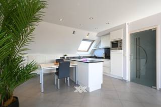 Dit ruime appartement biedt niet alleen optimaal wooncomfort en een uitstekende ligging, maar vormt ook een slimme investering met...