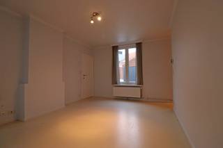Appartement gelegen in het centrum van Wingene op wandelafstand van allerlei handelszaken, school, horeca ...<br /><br />Het appartement bevindt zich boven een kinépraktijk en bevat een ruime inkomhal, woonkamer, keuken, berging, een ruime slaapkamer en een badkamer met inloopdouche en toilet. Het appartement is volledig geschilderd en voorzien van verlichting en gordijnen. Er is geen terras of tuin aanwezig.<br />Men kan gratis parkeren op de parking voor de deur.<br />Ideaal voor een koppel of een alleenstaand persoon.<br /><br />Geen syndickosten!