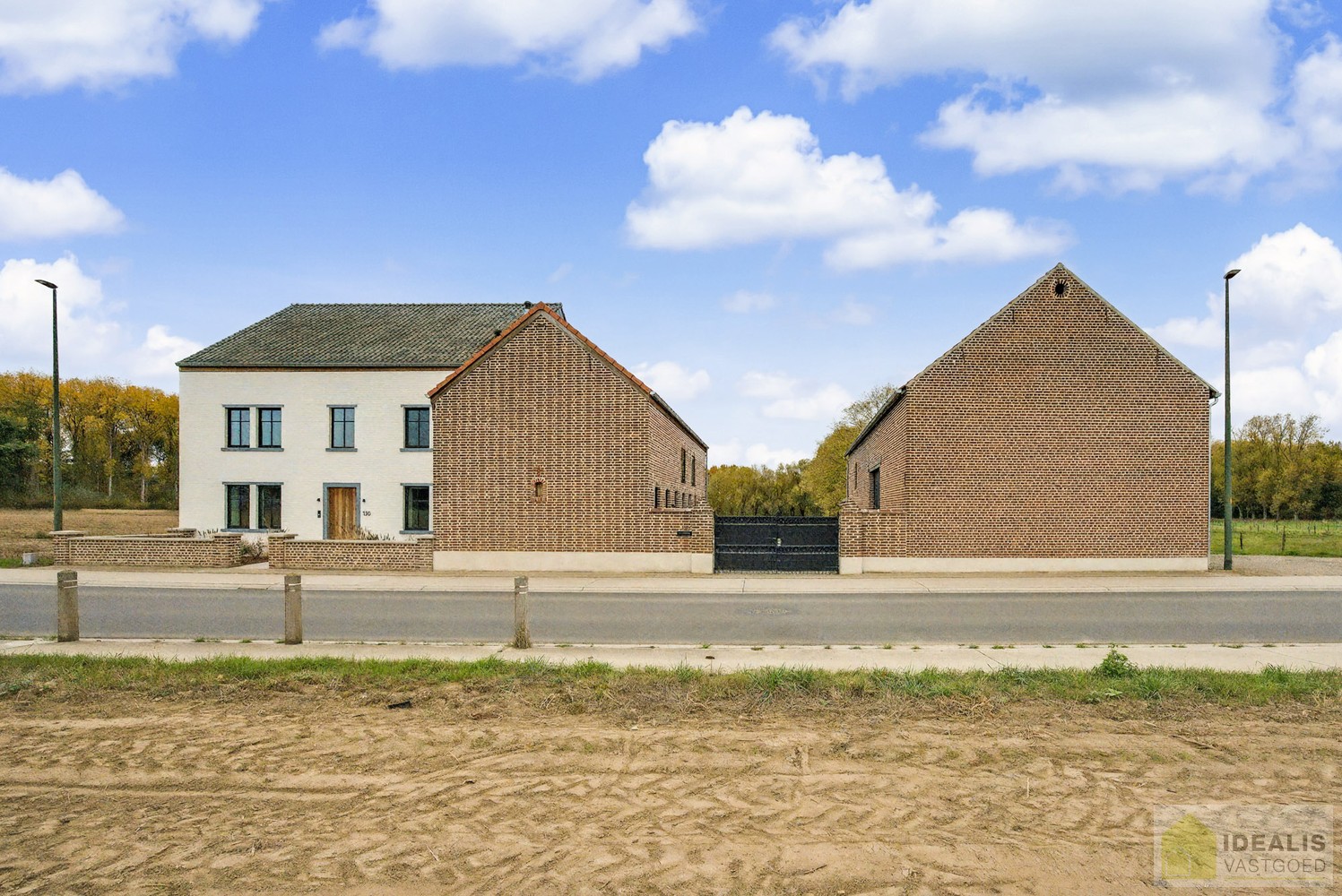 IDEALIS VASTGOED - EEN BIJZONDER HUIS, EEN BIJZONDERE LOCATIE, EEN UNIEKE KANS OM TE WONEN IN EEN AUTHENTIEK LANDHUIS MET EEN PRACHTIGE INRICHTING EN EEN HOOGWAARDDIGE AFWERKINGSGRAAD! - foto 2