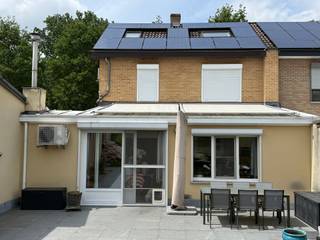<p><span>Deze prachtig onderhouden woning is werkelijk instapklaar en energetisch volledig up-to-date gebracht met vernieuwde ramen, dakisolatie, lucht-lucht warmtepompen en zelfs een thuisbatterij. Ze werd met veel liefde aangekleed en in ere gehouden door de huidige eigenaars. Er is een leuke, zonnige, onderhoudsvriendelijke tuin waar genieten troef is. De garage is groot genoeg voor 2 wagens (achter elkaar) en tevens is er nog een grote tuinberging achteraan. De woning zelf heeft een ruime living met haard en een knappe, volledig uitgeruste keuken (met zelfs een Quooker-kraan!) die beiden uitgeven op een aangename veranda. De inkomhal is voorzien van een gastentoilet. Daaraan aansluitend is er een handige wasberging. Boven zijn er 2 grote en 1 kinderkamer en een badkamer met bad en toilet. Op zolder werd nog een vierde slaapkamer afgewerkt. Een parel!!</span></p>