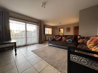 Dit <strong>appartement</strong> van bouwjaar 1991 zal U verrassend overtuigen na een bezoek met zijn vele ruimte, goede indeling en veel lichtinval. er werd recent een nieuwe CV brander geplaatst wat het energieverbruik tot een minimum herleidt.<br />Indeling :<br />ruime aparte inkomhal die toegang geeft naar het aparte toilet, een ruime berging, en de leefruimte.<br />Vanuit de zuidgerichte leefruimte wandelt U door naar de zuidgerichte keuken. De leefruimte geeft ook toegang tot de 2 slaapkamer en de badkamer. In de kelderverdieping hebben we nog een ruime private kelder nr 12.<br />Op de -1 verdieping hebben we nog een optionele garage <strong>(nr 13 of 17)</strong> die U kan bijkopen.<br />Voor de deur is er veel parkeergelegenheid voor auto's. <br />Het gebouw heeft ook een afgesloten gemeenschappelijke fietsenberging, een aparte grote ruimte op de vuilnis te plaatsen in afwachting van ophaling en een private.<br />Op heden verhuurd aan Vivius (Sociale huisvestingsmaatschappij - Harelbeke/Waregem) voor 9 jaar, <br />HP - appartement : <strong>632,26</strong> / maand<br />HP - Garage : <strong>55 of 60 euro</strong>/maand, je kan de garage kiezen.<br />U krijgt tevens korting op uw onroerende voorheffing<br />Alle praktische regelingen met de huurder lopen via Vivius.  <br /><strong>Vraagprijs : Appartement : 169.500 euro - Garage : 20.000 euro (Liefst samen te kopen)</strong><br /><br />Er kan een 2de vergelijkbaar appartement worden bijgekocht in hetzelfde gebouw, aan de rechterzijde , zie ook link : Kortrijksesteenweg 240 b 10, Harelbeke !<br /><br /><u>Wettelijke info : </u><br /><strong>EPC : 104 kWh/m² - B-label, net geen A-label</strong><br /><strong>Asbest : Asbestveilig en -vrij !<br />Elektriciteit : Conform gekeurd tot 2039<br />Conformiteitsattest : OK, zonder opmerkingen</strong><br />Stedenbouw : niet beschermd, niet op inventaris, Vergunning uitgereikt, Woongebied, Geen dagvaarding uitgebracht, Geen voorkooprecht ruimtelijke ordening aanwezig, Geen Verkavelingsvergunning, geen overstromingsgebied, niet gelegen in afgebakend oevergebied, geen watergevoelige openruimtegebieden<br />Water : P-score : A, G-score : A, geen overstromingsgebied, dus geen natte voeten hier<br /><br />Opmerking : foto's werden genomen met een breedbeeldlens, dit om de volledige ruimte te kunnen tonen op 1 foto ... hierdoor tonen de ruimtes wel groter op foto dan in werkelijkheid.<br /><br /> 