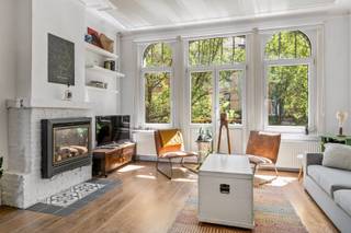 Charme en karakter<br /><br />Deze hedendaagse herenwoning in Antwerpen combineert karakter met behoud van authentieke elementen, die haar een unieke uitstraling geven. Je betreedt de woonst via een statige inkomhal met hoge plafonds en originele trap. Op het gelijkvloers vind je een ruime, inpandige garage, geschikt voor je wagen, fietsen en extra opslag. Deze garage biedt plaats aan één voertuig en heeft een laadpaal. Vanuit de hal bereik je via de tuinkamer een prachtige, zonnige stadstuin. Deze verdieping biedt ook toegang tot een droge kelder voor extra opslagruimte.<br /><br />Deze woonst is ingedeeld als een stijlvolle bel-etage. Op de eerste verdieping ontdek je een volledig ingerichte keuken die naadloos overgaat in de lichtrijke eet- en leefruimte. Grote raampartijen zorgen hier voor veel natuurlijk licht en een aangenaam ruimtegevoel. Via de buitentrap heb je tevens directe toegang naar de tuin. De tweede verdieping huisvest een ruime badkamer met ligbad, douchecel, wastafel en een toilet. Op dit verdiep bevindt zich ook de eerste ruime slaapkamer. In totaal telt de woonst drie slaapkamers. De bovenste verdieping is voorzien van twee slaapkamers, waarvan één momenteel als bureau is ingericht.<br /><br />Deze instapklare woning combineert authentieke charme met moderne gemakken en is te koop in Antwerpen. De woonst is energiezuinig en heeft een EPC-label B en beschikt over acht zonnepanelen met 10kWh thuisbatterij met gekoppeld Energy Management System voor optimaal verbruiksregeling wat bijdraagt aan een laag energieverbruik doorheen het gehele jaar. De woning heeft een lucht-lucht warmtepomp die zorgt voor een aangename warmte en verkoeling op warme dagen.<br /><br />Centraal ligging<br /><br />Je woont hier op een uitstekende locatie in Antwerpen, waar alle voorzieningen zich binnen handbereik bevinden.