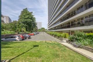 <p><strong>Ruim appartement met 3 slaapkamers, terras, ondergrondse parkeerplaats en private kelderberging.</strong></p><p>Op de vijfde verdieping van een verzorgd appartementsgebouw, bereikbaar met de lift, bevindt zich dit aangename appartement met een functionele indeling. De woning biedt een ruime leefruimte, drie slaapkamers, een terras en het comfort van een private parkeerplaats en kelderberging.</p><p>Via de inkomhal komt u in de lichtrijke leefruimte, waar de grote ramen zorgen voor een aangename natuurlijke lichtinval. Aansluitend bevindt zich het terras. De aparte keuken is eveneens bereikbaar vanuit de inkomhal. Vanuit de leefruimte leidt de nachthal naar het slaapgedeelte, met drie slaapkamers, een badkamer met ligbad en een afzonderlijk toilet.</p><p>Dankzij de goede basis, de ruime kamers en de praktische indeling biedt het appartement verschillende mogelijkheden om het naar eigen smaak te moderniseren en verder in te richten.</p><p>Een private kelderberging en ondergrondse autostaanplaats zijn inbegrepen in de verkoopprijs. Ze zorgen voor extra bergruimte en het comfort van parkeren binnen het gebouw.</p><p>De ligging in Jette vormt een bijkomende troef, met een goede bereikbaarheid en diverse voorzieningen in de omgeving. Deze eigendom is dan ook interessant voor zowel eigen bewoning als investering.</p><p><strong>EPC: 145 kWh/m²/jaar – label C</strong></p>