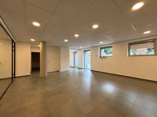 Afgewerkte polyvalente handelsruimte gelegen in de Anco torens. Bent u als dienstverlenend bedrijf op zoek naar een toplocatie in Turnhout? Dan...