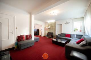 Te koop in Menen: goed onderhouden woning met 5 slaapkamers, tuin en 2 garages.Op een gunstige locatie in de stad, op wandelafstand van verschillende...