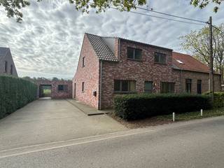 Gerenoveerde woning op een rustige en groene locatie te Wuustwezel, met een fraai uitzicht over de achtergelegen weilanden! De gezinswoning werd...