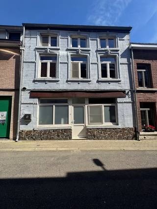 Op zoek naar een charmante stadswoning met voldoende ruimte en een praktische indeling? Deze karaktervolle woning in Tongeren biedt ongeveer 150 m² woonoppervlakte(volgens EPC) en combineert authentieke elementen met een leuke leefomgeving.<br /><br />Op het gelijkvloers bevindt zich een gezellige leefruimte die naadloos aansluit op de praktische keuken. De knus aangeklede koer is zeker een extra troef.<br /><br />De woning beschikt over één ruime slaapkamer. Dankzij de doordachte indeling biedt de woning tal van mogelijkheden voor al wie op zoek is naar een echte stadswoning met karakter.<br /><br />Een ideale woning voor wie de charme van het stadsleven wil combineren met een gezellige woonst.