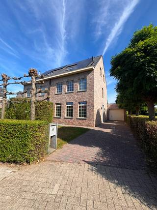 Droomt u van rustig wonen met een prachtig groen uitzicht, zonder in te boeten aan bereikbaarheid en comfort? Dan zal deze charmante gezinswoning aan Klein Heiken 46 in Ekeren u ongetwijfeld bekoren. Deze verzorgde en instapklare woning geniet van een unieke ligging naast uitgestrekte landerijen, waardoor u dagelijks kunt genieten van een weids en rustgevend uitzicht. Hier ervaart u het beste van twee werelden: de sereniteit van het buitenleven gecombineerd met de nabijheid van scholen, winkels, openbaar vervoer en belangrijke invalswegen. Inkomhal met vestiaire en apart gastentoilet. De ruime woon- en eetkamer baadt in het natuurlijke licht dankzij de grote raampartijen. Deze aangename leefruimte vormt het ideale decor voor gezellige familiemomenten en ontspannen avonden. De recent vernieuwde kwaliteitskeuken werd uitgerust met hoogwaardige AEG-toestellen. De eerste verdieping omvat 2 ruime slaapkamers op parket en een vernieuwde badkamer met inloopdouche, dubbele wastafel en toilet. Op de tweede verdieping bevinden zich nog 2 slaapkamers op parket, een extra douchekamer en een praktische berging. De aangename tuin met terras en overdekte buitenruimte vormt een heerlijke plek om te ontspannen, te genieten van lange zomeravonden of gezellig te tafelen met familie en vrienden. Dankzij de zonnepanelen, de recent vernieuwde verwarmingsketel en de energiezuinige voorzieningen geniet u van een comfortabele woning met een gunstig energieverbruik en lagere energiekosten (EPC 169kwh/m²). De garage met sectionaalpoort beschikt bovendien over aansluitingen voor wasmachine en droogkast, wat zorgt voor extra gebruiksgemak.<br /><strong>Troeven:</strong><br />✔ Vrij uitzicht op de landerijen<br />✔ 4 volwaardige slaapkamers<br />✔ Vernieuwde badkamer en kwaliteitskeuken<br />✔ Zonnepanelen en nieuwe verwarmingsketel<br />✔ EPC 169 kWh/m²<br />✔ Extra douchekamer op de bovenste verdieping<br />✔ Gezellige tuin met terras en overdekte buitenruimte<br />✔ Garage met sectionaalpoort<br />✔ Elektriciteit conform<br />✔ Nabij scholen, winkels en openbaar vervoer<br />Interesse? Vrijblijvend bezoek op afspraak. 0487/28.64.30