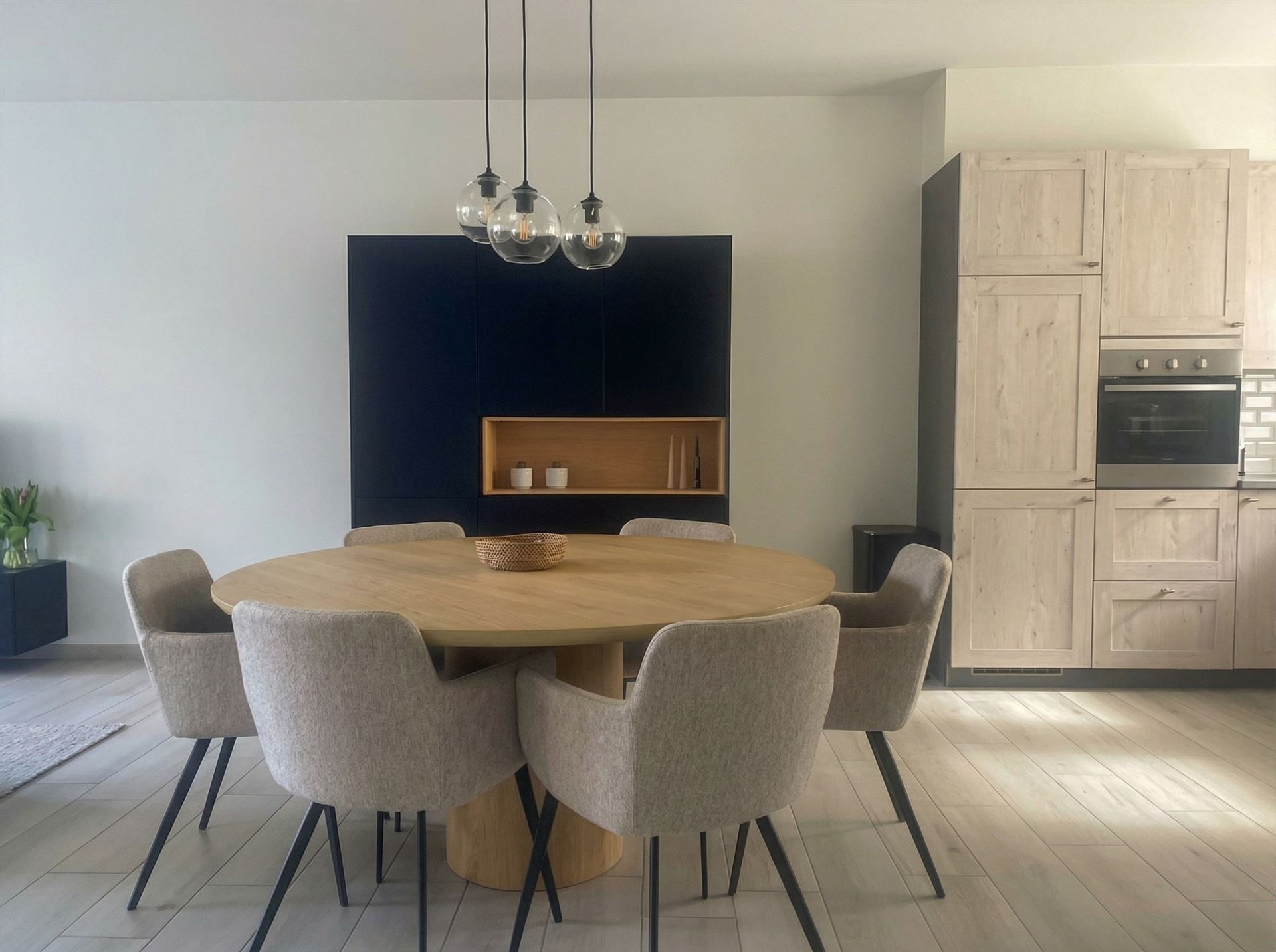 Instapklare, energiezuinige starterswoning met 2 slaapkamers, tuintje en ondergrondse parking op toplocatie in Maasmechelen! - foto 5