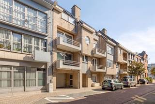 <p><span>INSTAPKLAAR APPARTEMENT MET 3 SLAAPKAMERS, LIFT EN TERRAS</span></p><p><span>Gelegen in het centrum van Willebroek met de mogelijkheid tot de aankoop van een ruime garage.</span></p><p><span> </span></p><p><span>Gelegen op de 2de verdieping, bereikbaar via een lift : inkomhal, badkamer met ligbad / lichtrijke en ruime leefruimte (8m x 4,2m) met zon-gericht terras / ingerichte keuken met berging, wasplaats / 3 slaapkamers / terras met buitenberging / aparte wc.</span></p><p><span> </span></p><p><span>Zeer goed onderhouden en onmiddellijk beschikbaar. </span></p><p><span> </span></p><p><span>Aankoop van een ruime garage is mogelijk : prijs op aanvraag</span></p>