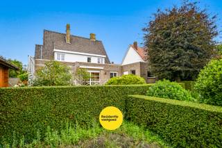Riante gezinswoning met uniek panoramisch uitzicht en eindeloos potentieel op 644 m².<br />In deze verrassend ruime gezinswoning op een perceel van 644 m² geniet u vanuit uw eigen tuin en terras van een panoramisch zicht over de uitgestrekte velden en de IJzertoren.<br /><br />De troeven van deze woning:<br />Ruimte in overvloed: Met maar liefst 5 slaapkamers is dit de ideale plek voor een (groot) gezin.<br />Licht & Sfeer: De gezellige leefruimte, centraal verwarmd door een sfeervolle open haard, vormt het hart van de woning.<br />Functioneel comfort: Naast een ruime, ingerichte keuken beschikt de woning over een praktische kelder, een riante zolder en een dubbele garage met automatische poort.<br />Zuidgerichte tuin: Uw eigen oase van rust waar u de hele dag door geniet van de zon en de rustgevende vergezichten.<br /><br />Perfecte ligging: Nabij het centrum op een steenworp afstand van winkels, scholen en de belangrijkste invalswegen.<br /><br />Een blanco canvas voor uw droomwoning<br />Deze woning biedt een unieke kans voor wie op zoek is naar een karaktervolle basis om volledig naar eigen smaak en met hedendaags wooncomfort in te richten. Dankzij de indeling en de vele uitbreidingsmogelijkheden transformeert u dit pand moeiteloos tot een eigentijdse parel.<br /><br />KIJKDAG ZATERDAG 8/8/26 VAN 10U TOT 12U (inschrijven via residentievastgoed.be)<br />Richtprijs: De vermelde prijs is een richtprijs. Elk bod wordt voorgelegd aan de eigenaar, die zich het recht voorbehoudt het bod al dan niet te aanvaarden.<br /><br />Benieuwd naar wat uw eigen woning waard is?<br />Neem een voorsprong op de markt en vraag uw vrijblijvende, gratis schatting aan via: www.residentievastgoed.be/gratisonlineschatten<br /><br />EPC: 542 kWh/m² (Ref. DI00070)