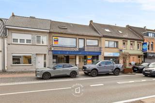 Dit solide en perfect onderhouden handelsgebouw bevindt zich op een absolute toplocatie langs de baan tussen Aalst en Asse, in de onmiddellijke nabijheid van onder andere Lidl, Leonidas en Cash Bancontact Affligem. Dankzij de centrale ligging geniet dit commercieel pand van een hoge passage en uitstekende visibiliteit, met bovendien voldoende parkeergelegenheid in de buurt en een ruime garage die ook via de achterzijde toegankelijk is. Het gelijkvloers omvat een polyvalente handelsruimte, burelen, toilet, een cv-ruimte, terras (65 m²) en garage (46 m²) toegankelijk via de achterzijde. Op de eerste verdieping bevindt zich een royale leefruimte met keuken, badkamer, hall, berging en twee slaapkamers. De tweede verdieping biedt bijkomende mogelijkheden met een extra bureel, nachthal, twee slaapkamers en een zolderruimte. Met zijn EPC-label C, solide structuur en veelzijdige indeling is dit gebouw zowel geschikt voor commerciële activiteiten in combinatie met wonen, als voor wie op zoek is naar een investering met potentieel op een strategische locatie.<br />EPC LABEL: C. CV STOOKOLIE.