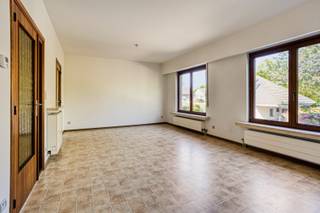 Dit gunstig gelegen appartement bevindt zich op de 1e verdieping van een kleinschalig gebouw zonder lift. Via een ruime gemeenschappelijke overloop bereikt u het appartement dat als volgt is ingedeeld: inkomhal met vestiaire, woon- en eetkamer 32m² met toegang tot een gesloten keuken 9m² met ontbijthoek en toestellen. De hal geeft uit op een badkamer met douche en wandmeubel met lavabo, een aparte berging met aansluiting voor wasmachine, een gastentoilet en 2 slaapkamers (13m² en 16m²), waarvan één toegang biedt tot het zuidoost gericht terras. Achteraan het terrein is er een garagebox, voorzien van een lichtpunt en elektriciteit. Dankzij de ligging nabij scholen, parken, openbaar vervoer en de dorpskern van Kapellen, is het hier aangenaam vertoeven en rustig wonen.