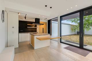 Kom en ontdek deze recente, architecturale villa met high-end afwerking te koop in Waregem.<br /><br />Deze voormalige Renson-modelwoning is high-end afgewerkt en is voorzien van moderne domotica en hoogwaardige materialen. In de tuin is het zalig genieten onder de overdekte lounge.<br /><br />INDELING<br /><br />Gelijkvloers:<br />Inkomhal met vestiaire en gastentoilet- lichtrijke leefruimte in parket met grote glaspartijen en gashaard - volledig ingerichte keuken die uitgeeft op het terras (verstelbare lamellen) - aangelegde tuin met overdekte lounge en tuinberging (verwarming - verstelbare lamellen - speakers)<br /><br />1e verdiep:<br />Kamer 1 met dressing - kamer 2 met dressing - open ruimte die mogelijkheid biedt voor 3de kamer - apart toilet - uitgeruste badkamer (ligbad - inloopdouche - dubbele lavabo)<br /><br />ALGEMENE INFO<br /><br />• Verkoop onder registratierechten<br />• Warmtepomp lucht- water met vloerverwarming <br />• Zonnepanelen <br />• Regenwaterput 5.000l<br />• Domotica<br />• Screens<br />• Verlichting inbegrepen<br /><br />TROEVEN<br /><br />*Staat: High-end modelwoning (Renson)<br />*Comfort: Geïntegreerde domotica en energiezuinig<br />*Techniek & Luxe: Hoge afwerkingsgraad met maatwerk en topmaterialen<br />*Buitenleven: Geavanceerde overdekte lounge voor vierseizoensgenot<br />*Locatie: Gunstige ligging in Waregem<br /><br /><br /><br />Bestuursmaatregelen in het maatregelenregister: ja